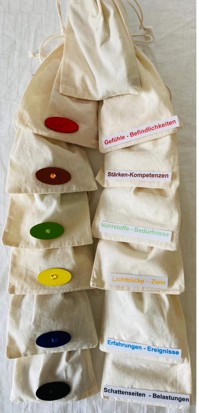 Themensäckchen mit farbigen Holzplättchen